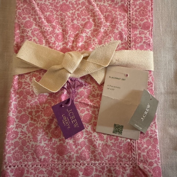 J Crew LIMITED-EDITION SET-OF-FOUR PLACEMATS IN LIBERTY® PRINTS- NWT - Picture 3 of 4